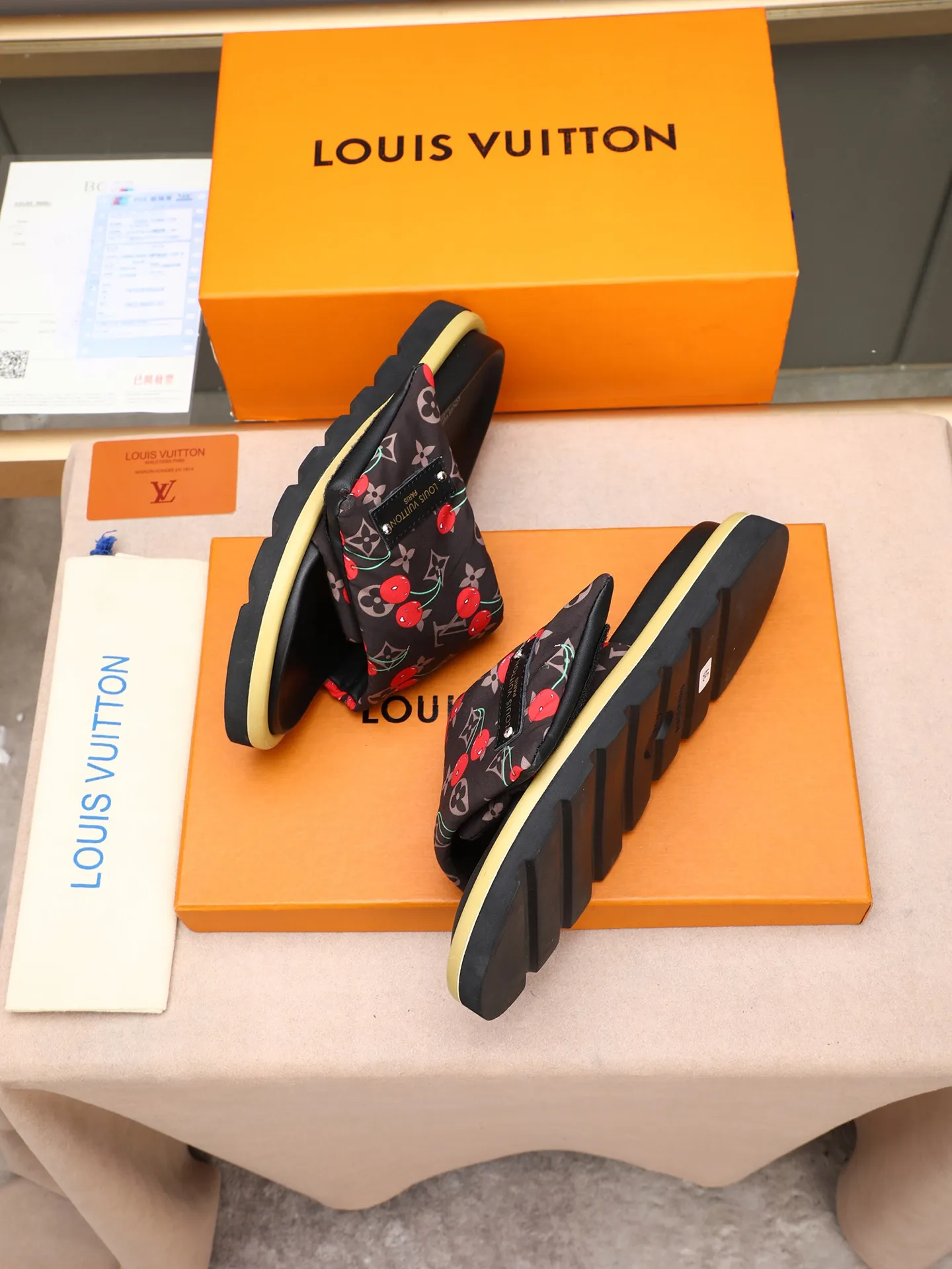 PP360 [LOUIS VUITTON] Louis Vuitton, LV printing, men's and women's slippers are on the market. The drawer box packaging comes with a cloth bag and a card. The upper pattern looks very soft and waxy, and it is a super versatile leg slimming tool. Fabric: imported denim/canvas/old fabric, LV hardware LOGO, official website pattern printing, comfortable to wear, feet: high-elastic PU water table. Sole: foam sole, heel height: about 5cm. Code number: 35-46, 35, 45, 46 are custom-made and non-returnable. Color: multiple colors and styles available.